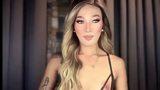 Hotsugarmollyxx from StripChat is Freechat