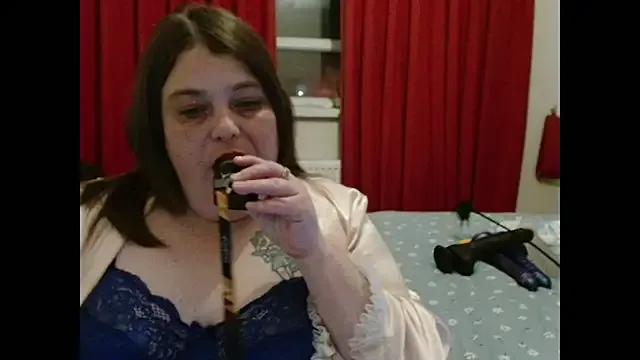 HousewifeMilf_Courtney from StripChat is Freechat