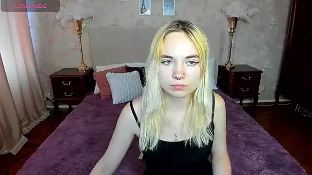Iriska_mini from StripChat is Freechat