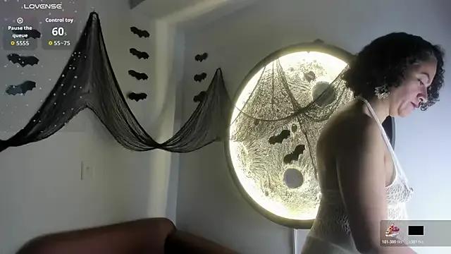 Isabella-Rosssi from StripChat is Freechat