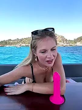 Isabella_kiko from StripChat is Freechat