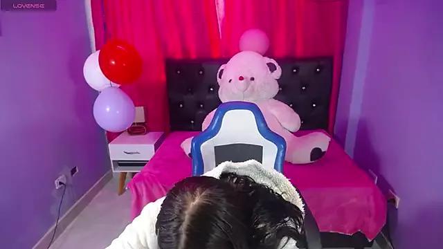 isabella_ny from StripChat is Freechat