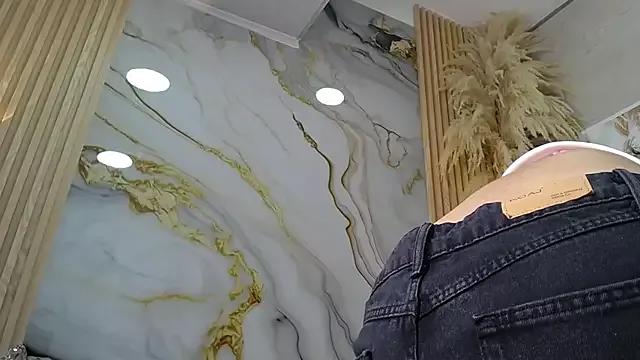 Isabella_Revees from StripChat is Freechat