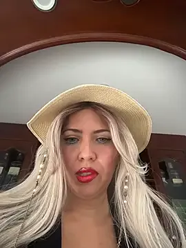 IsaSantoDomingo on StripChat 