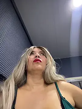 IsaSantoDomingo on StripChat 