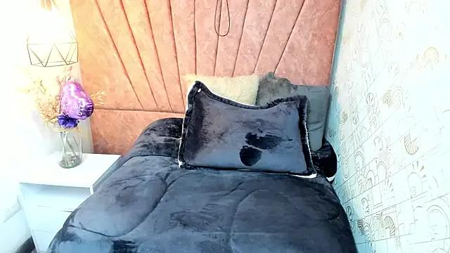 Issa_Milf__ from StripChat