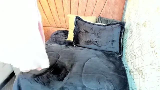 Issa_Milf__ from StripChat