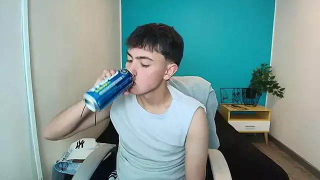Ithan_ from StripChat is Freechat