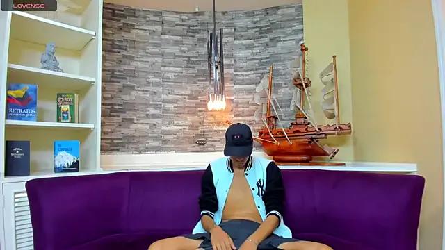 Juicy_Creww from StripChat is Freechat