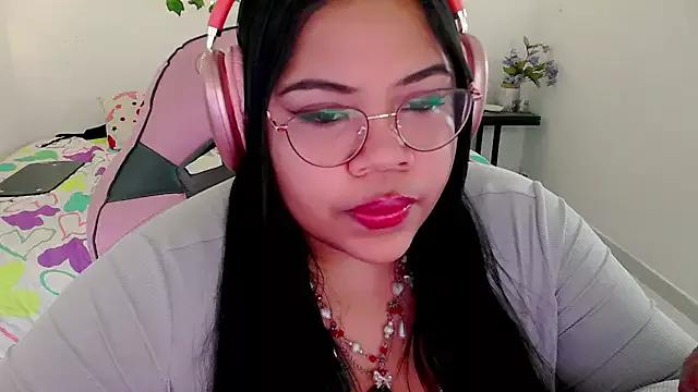 Juicy_elenxx from StripChat is Freechat