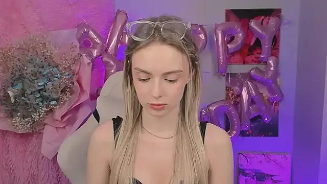 JuliaBrewwer from StripChat is Freechat