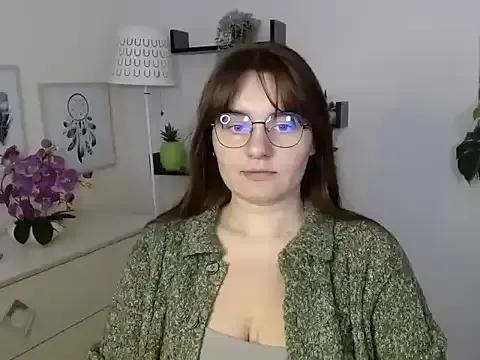 Julie_Diamond from StripChat is Freechat