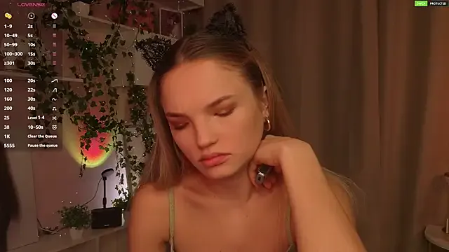 JulieLupo from StripChat is Freechat