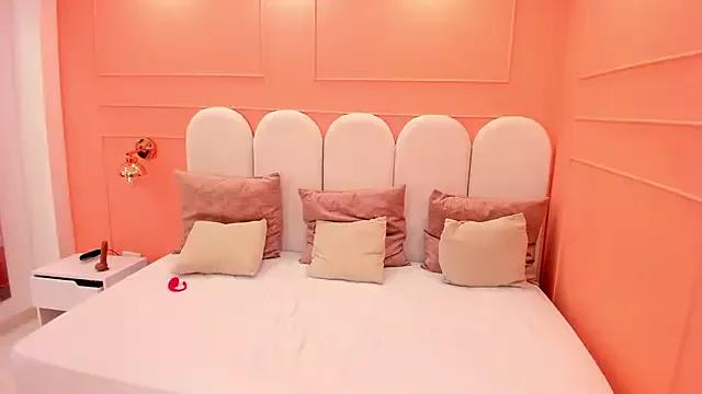 julieta_rosee from StripChat is Freechat