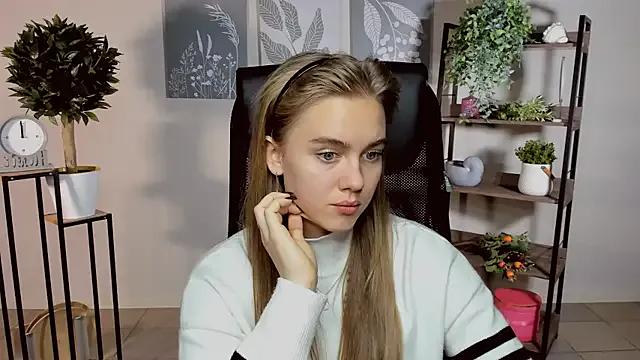 JuneWoods from StripChat is Freechat