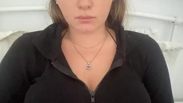 KaraLeee from StripChat is Freechat