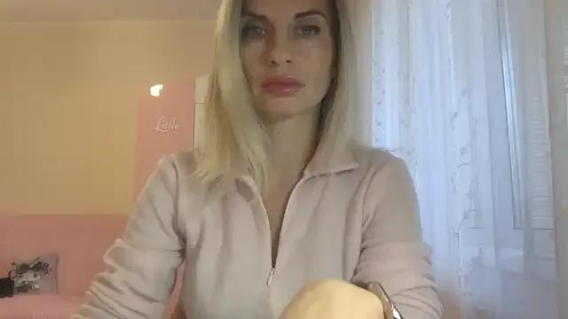 KarelliaStar from StripChat is Freechat