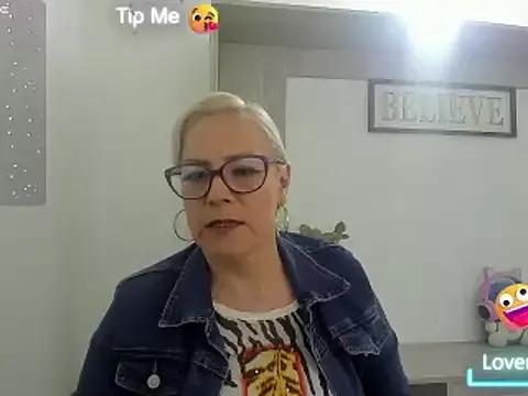 kassandra82 from StripChat is Freechat
