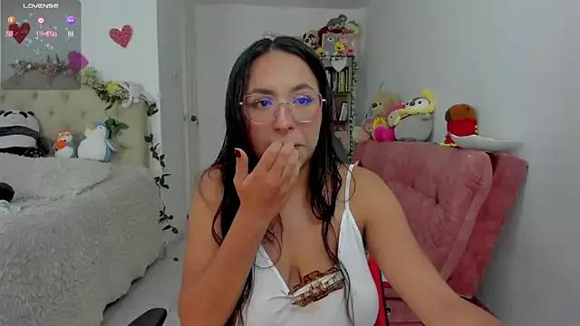 Katie_bell from StripChat is Freechat