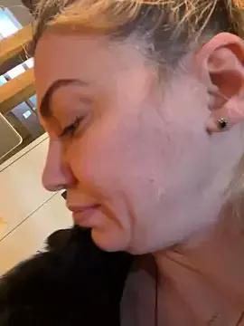 kelly_biguns from StripChat