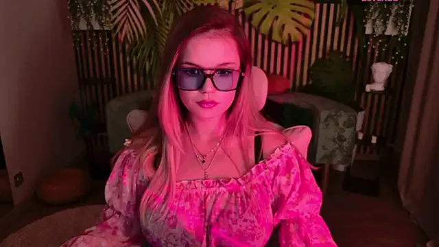 KellyHayden from StripChat is Freechat