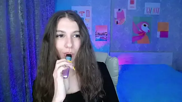 KellyShines on StripChat 