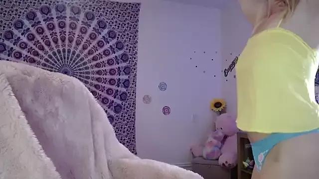 kellywildnnout from StripChat