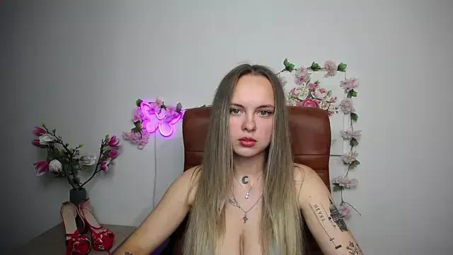 KhaleesiMoon from StripChat is Freechat