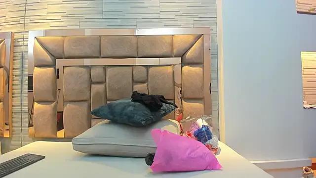 kiarah_cowell from StripChat is Freechat