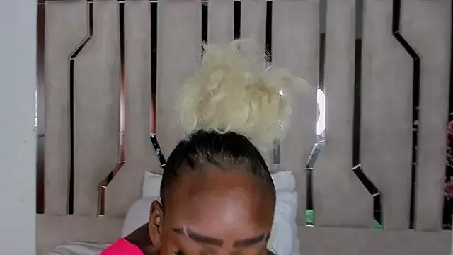 KiaraMoons from StripChat is Freechat