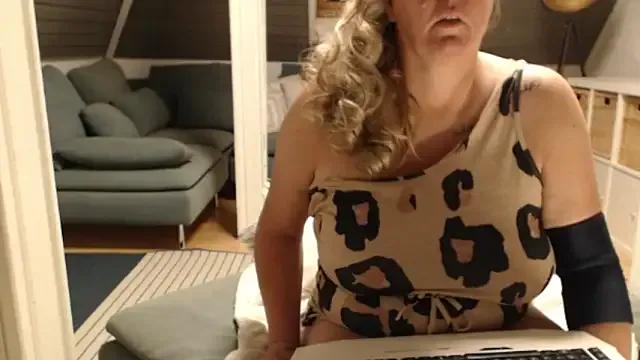 KimMitchelli from StripChat is Freechat