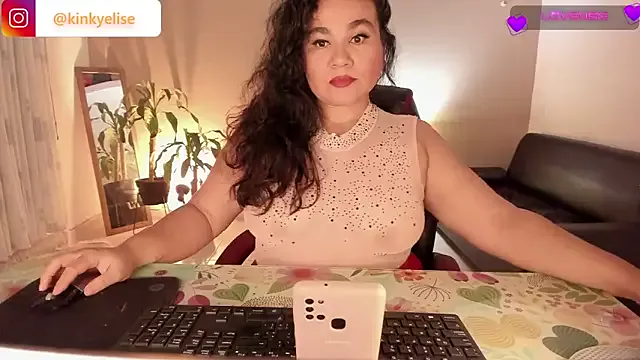 kinkyelise on StripChat 