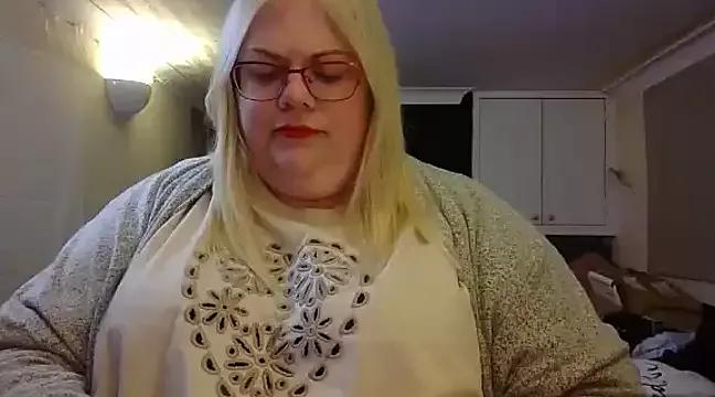 Kinkyhousewife83 from StripChat