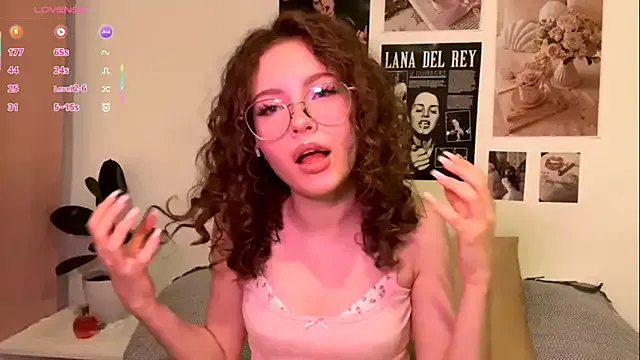 Kira_Sanders from StripChat is Freechat