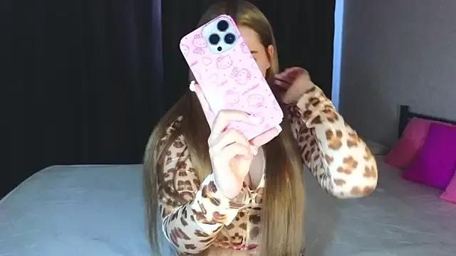 kitten_kiss from StripChat