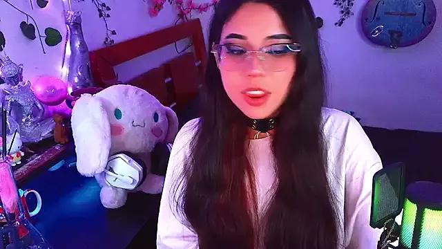 Kittyuwu_ from StripChat is Freechat