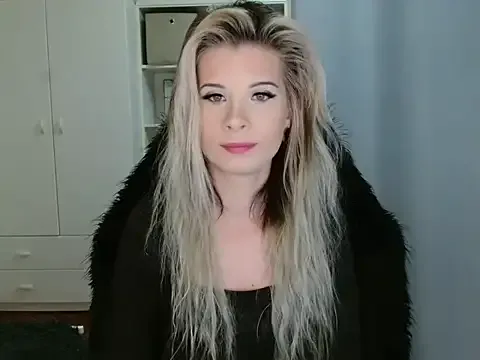 KristineGlow from StripChat is Freechat