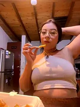 KrystalEvanss from StripChat is Freechat