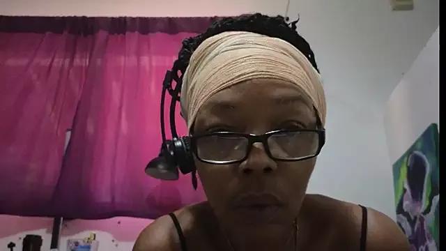 Ladyzee25 from StripChat is Freechat