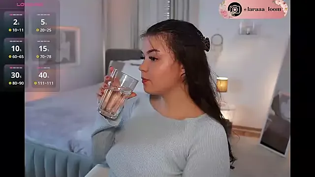 Laraaa_Loom on StripChat 