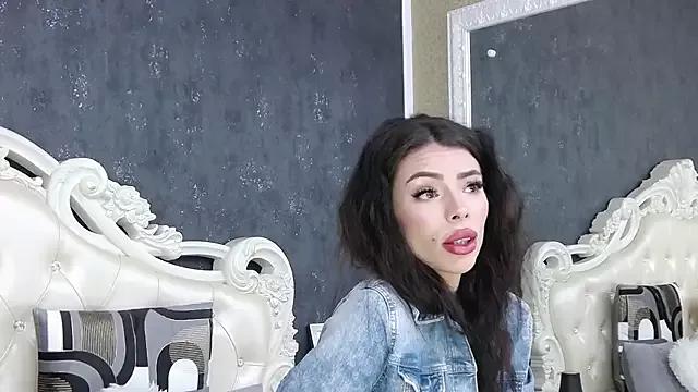 LaraDivine from StripChat
