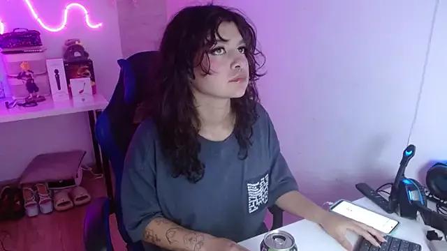 larah_uwu from StripChat is Freechat