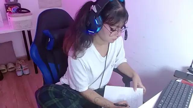 larah_uwu from StripChat is Freechat