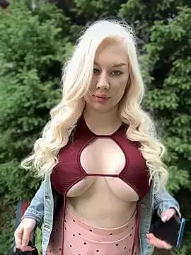 LaraHollywood from StripChat