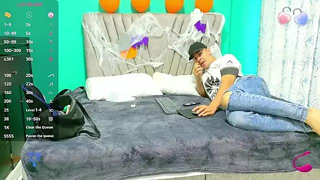 Laura_King from StripChat is Freechat