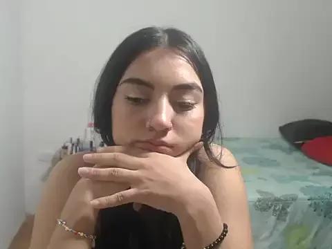 lauraaqueenn from StripChat is Freechat