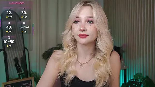 LauraWifeness from StripChat is Freechat