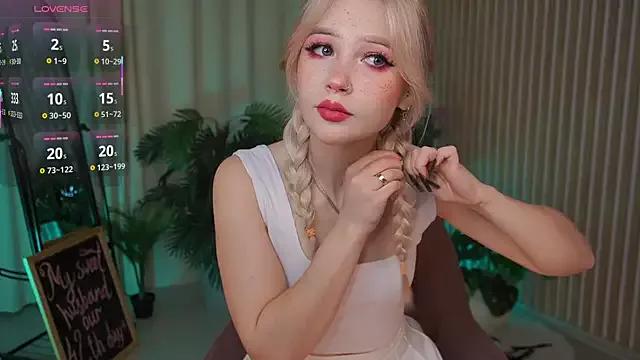 LauraWifeness from StripChat is Freechat