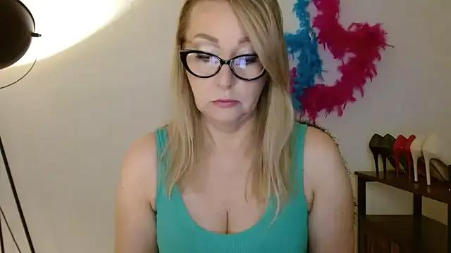 leaxSTAR from StripChat is Freechat