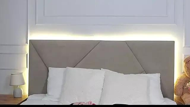 LeilaLow from StripChat is Freechat